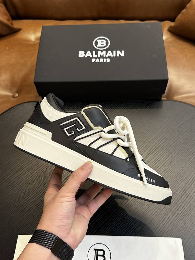 Balmain巴尔曼b-Skate运动鞋 B-Skate 多材质拼接撞色运动鞋 ，鞋面饰有黑色鞋带，皮革拼接鞋舌点缀 Balmain 徽标， Tpu 鞋底饰有同